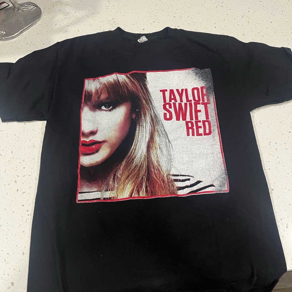 Taylor Swift Red Graphic T-Shirt - Black